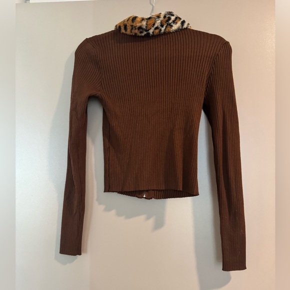 Brown Ribbed Cardigan with Leopard Collar | 90s Y2K Fall Favorite 🤎 - Picture 4 of 6